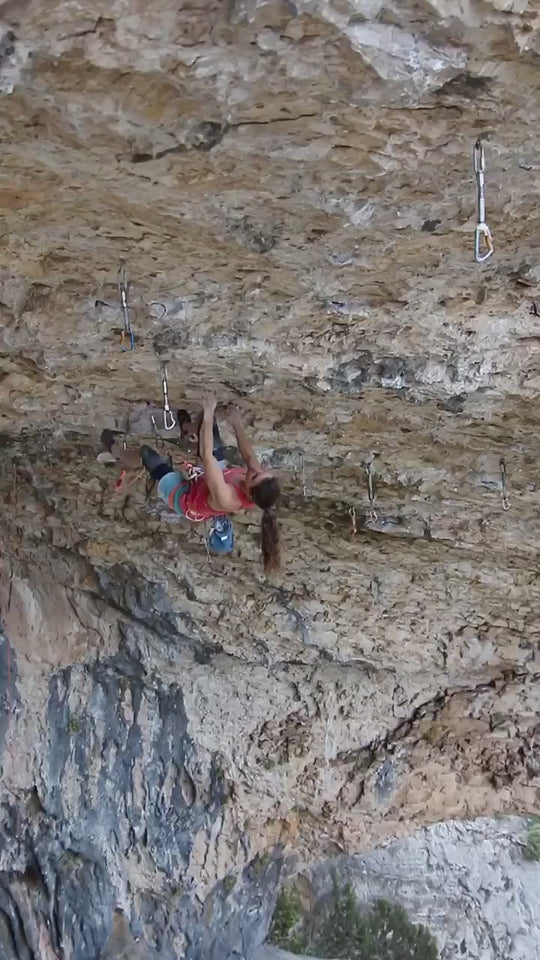 Anak Verhoeven climbing